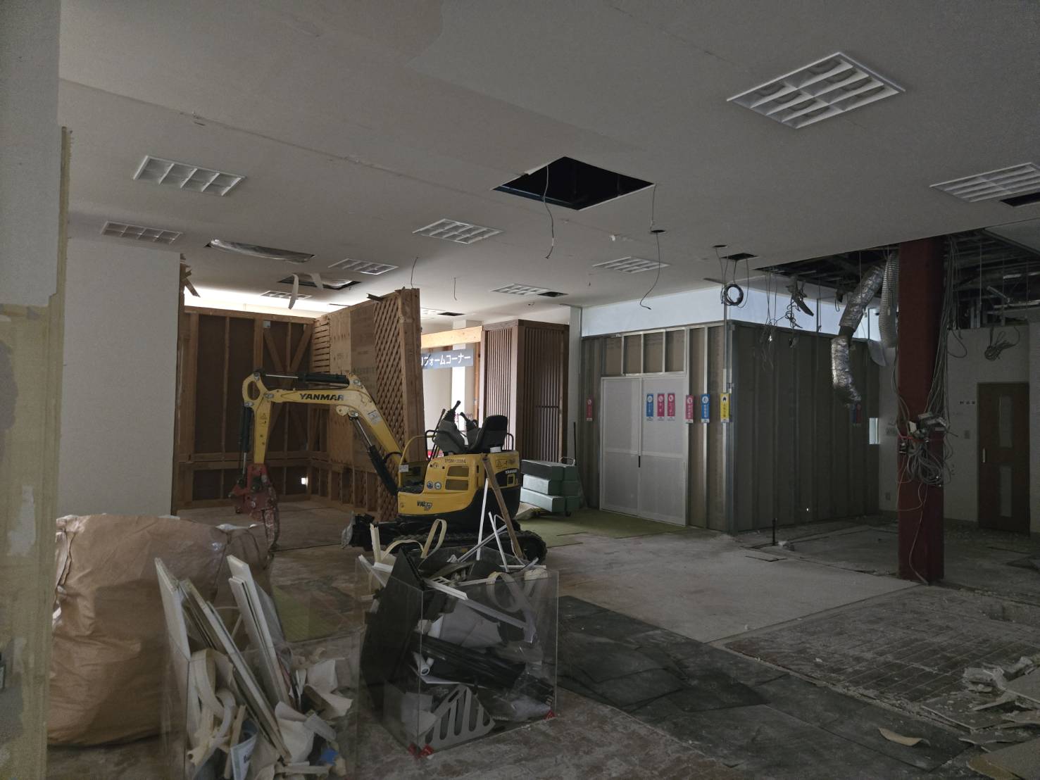 【福山市】店舗の内装解体・設備撤去工事｜小型重機搬入で迅速＆安全施工