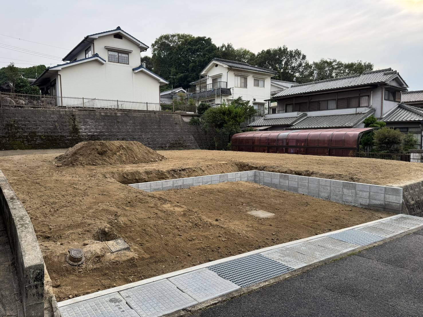 【福山市瀬戸町】木造住宅解体および整地・土留めブロック工事｜解体から土木工事まで自社一貫施工
