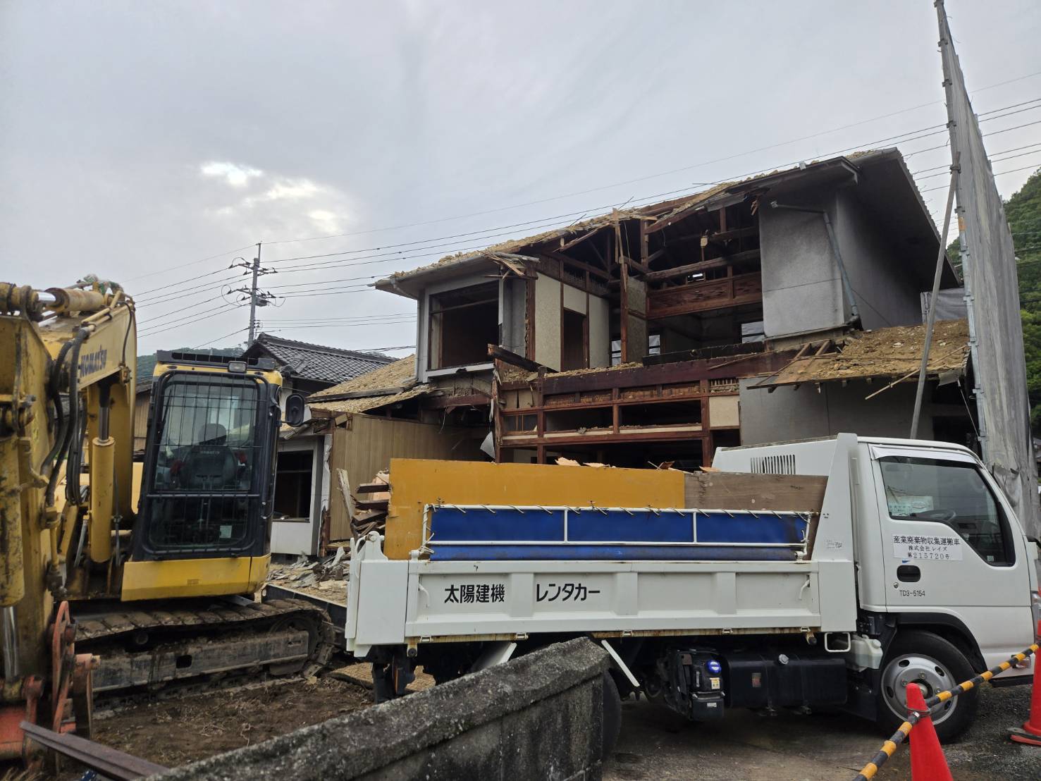 【岡山県井原市】2階建て木造住宅の解体工事｜近隣配慮の養生と自社収集運搬で安全施工
