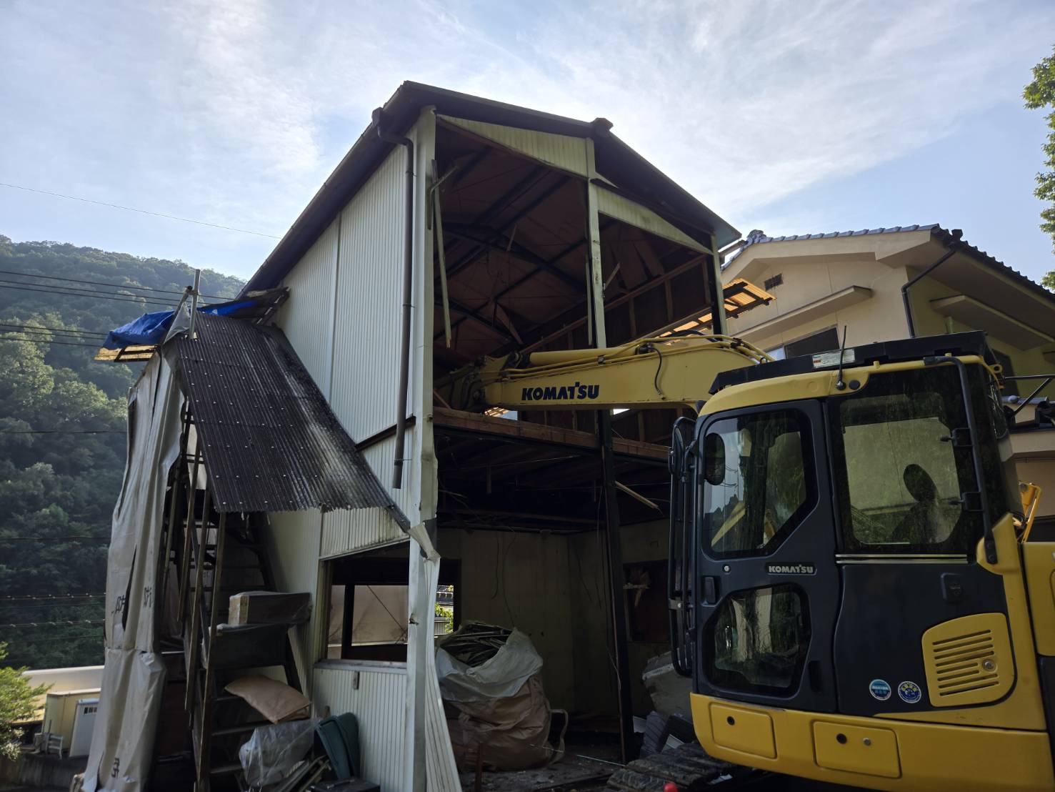 【岡山県井原市】2階建てプレハブ倉庫・建物の解体工事｜狭小地・隣家隣接でも安全・確実に施工
